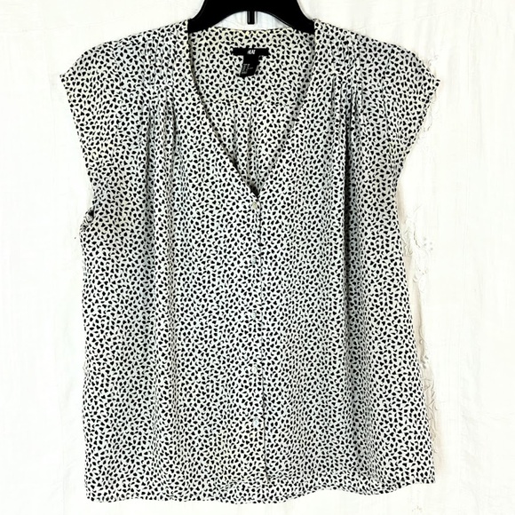 H&M Leaf Design Button Down Sheer Blouse ⭐️2X Host Pick ⭐️ - Picture 9 of 9